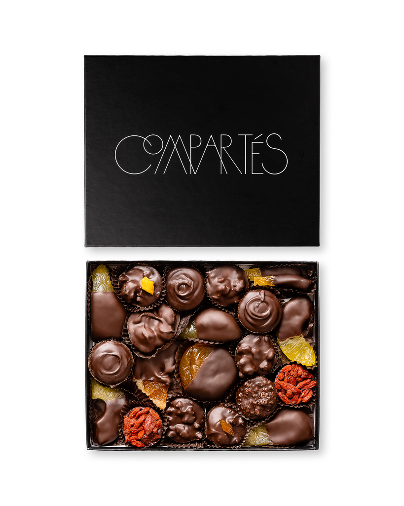 Compartes gourmet Vegan dark chocolate gift box, dark chocolates and dipped fruits in a black box